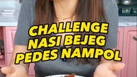Maso bejeg yang pedas nampol juga pernah dicicipi oleh Ayu Dewi. Saat itu, ia meikmatinya dengan ayam goreng serundeng, daging mercon, dan petai goreng. Foto: Instagram @mrsayudewi