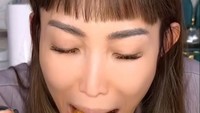 Ayu Dewi juga sering membuat konten mencicipi makanan. Saat itu, ia pernah menikmati seblak dengan cita rasa yang pedas. Foto: Instagram @mrsayudewi