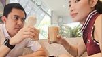 Keseruan Ayu Dewi Makan Bareng Suami hingga Masak Mie Carbonara