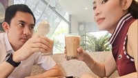 Ayu Dewi kerap mengunggah momen bersama sang suami. Salah satunya ketika menikmati kopi di sebuah kafe. Foto: Instagram @mrsayudewi