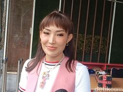 Lebaran Makin Dekat Core, Suami Ayu Dewi Gelar Meja Pingpong