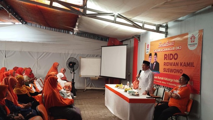 Bakal Calon Wakil Gubernur (Bacawagub) Jakarta Suswono bertemu dengan organisasi sayap PKS yakni Rumah Keluarga Indonesia (RKI) di DPC PKS Kramat Jati, Jakarta Timur.