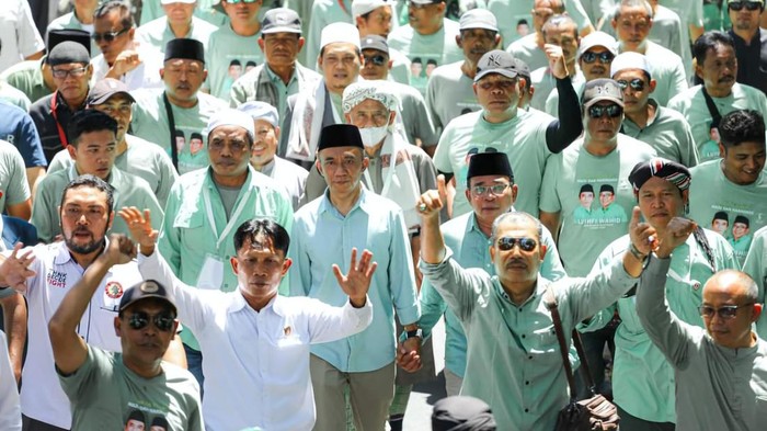 Bakal paslon Syamsul Luthfi dan Abdul Wahid saat mendaftar ke KPU Lombok Timur, Rabu (28/8/2024). (Dok. Syamsul Luthfi)