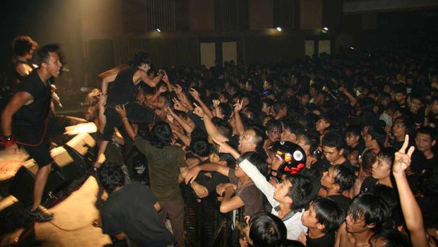 Beside manggung di Gedung AACC sebelum tragedi