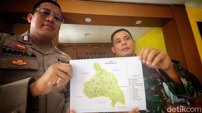 Bripka Saeful dan Kopda P Sihotang menunjukan wilayah jelajah mereka mensoialisasikan soal larangan berburu macan di tengah teror macan memangsa ternak di Desa Gandasoli