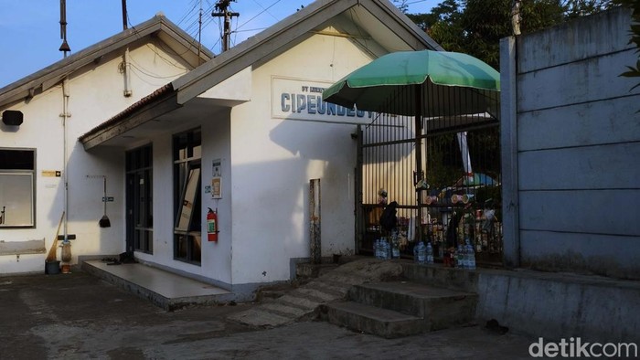 Cipeundeuy, Stasiun Kecil yang Dirindukan Penumpang KA Bandung-Jakarta Stasiun Cipeundeuy berada di wilayah kerja Daop 2 Bandung. Stasiun kecil ini dirindukan para penumpang karena suasananya dan adanya kuliner tradisional khas Sunda.