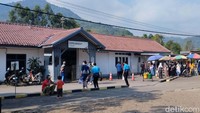 Di stasiun kecil dengan bangunan lawas Belanda inilah, semua rangkaian kereta api wajib berhenti. Ayep Hanapi, Manager Humas 2 Bandung menjelaskan, pola operasi di Stasiun Cipeundeuy mengikuti grafik perjalanan kereta api (Gapeka). Semua KA wajib berhenti di stasiun ini untuk mengikuti SOP pemeriksaan rangkaian gerbongnya.