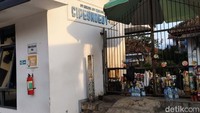 Momen berhentinya semua KA ini menjadi kesempatan para penumpang berburu kuliner tradisional khas Sunda. Seperti cimol, siomay, batagor, tahu bulat sampai minuman bandrek. Sebuah pojok bagian bangunan dengan tulisan lawas Cipeundeuy menjadi spot kenangan manis bagi beberapa penumpang KA jarak jauh yang menikmati jajanan tradisional ini. Sebagian lainnya, memanfaatkan kesempatan ini untuk menikmati rokok dan segelas kopi panas.