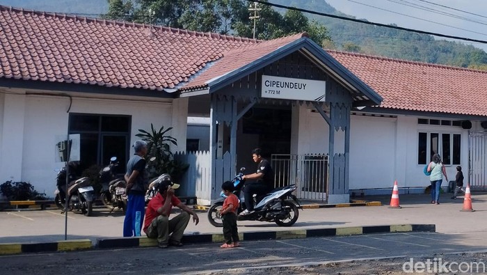 Stasiun Cipeundeuy berada di wilayah kerja Daop 2 Bandung. Stasiun kecil ini dirindukan para penumpang karena suasananya dan adanya kuliner tradisional khas Sunda.