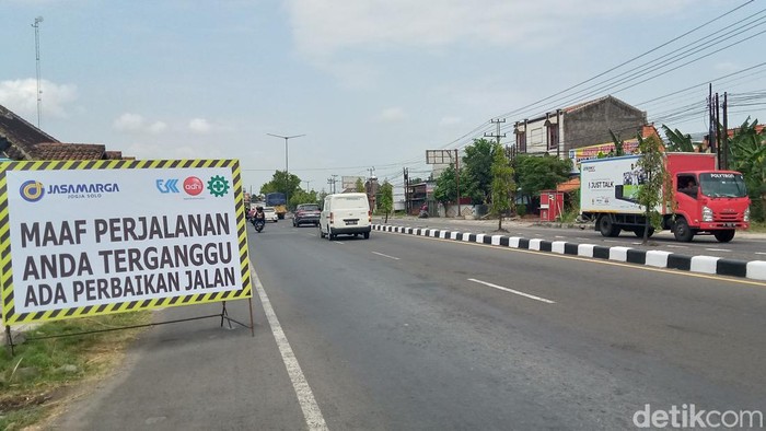 Rambu dipasang di tepi jalan Jogja-Solo, Desa Somopuro, Kecamatan Jogonalan untuk persiapan contra flow.