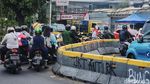 Coretan JKT Anti Ridwan Kamil Hiasi Separator Jalan