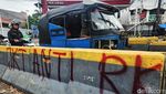 Coretan JKT Anti Ridwan Kamil Hiasi Separator Jalan