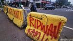 Coretan JKT Anti Ridwan Kamil Hiasi Separator Jalan