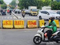 Coretan JKT Anti Ridwan Kamil Hiasi Separator Jalan