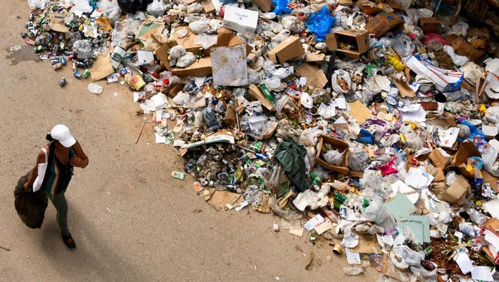 A man throws a bag on a pile of trash, as Cuban health authorities launched efforts to fight the spread of the Oropouche virus transmitted by mosquitoes and midges, but growing trash heaps combined with summer rains and limited resources are complicating those efforts, in Havana, Cuba August 31, 2024. REUTERS/Norlys Perez