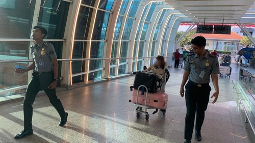 NP diusir dari Bali melalui Bandara Internasional Ngurah Rai, Senin (9/9/2024). (Dok Kanwil KemenkumHAM Bali).