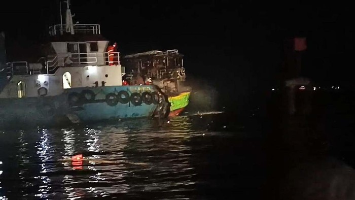 Dua kapal penangkap ikan di Dermaga Muara Baru, Jakarta, terbakar, Senin malam (9/9). Empat orang anak buah kapal (ABK) berhasil diselamatkan.