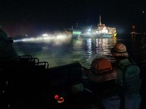 Penampakan Dua Kapal Nelayan Terbakar di Dermaga Muara Baru