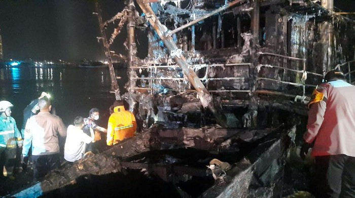 Dua Kapal Nelayan Terbakar di Dermaga Muara Baru Dua kapal penangkap ikan di Dermaga Muara Baru, Jakarta, terbakar, Senin malam (9/9). Empat orang anak buah kapal (ABK) berhasil diselamatkan.