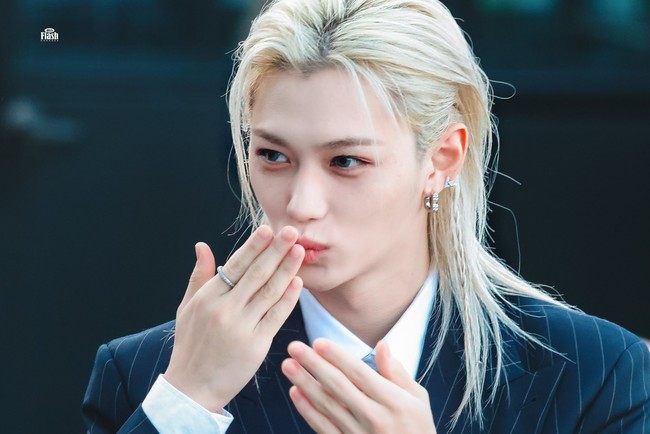 Dalam foto yang dibagikan fansite, Felix melayangkan flying kiss kepada para penggemar yang datang ke venue Tommy Hilfiger Spring/Summer 2025 show. Foto: Instagram