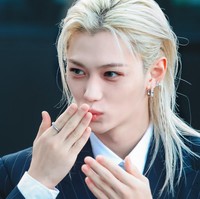 Dalam foto yang dibagikan fansite, Felix melayangkan flying kiss kepada para penggemar yang datang ke venue Tommy Hilfiger Spring/Summer 2025 show. Foto: Instagram