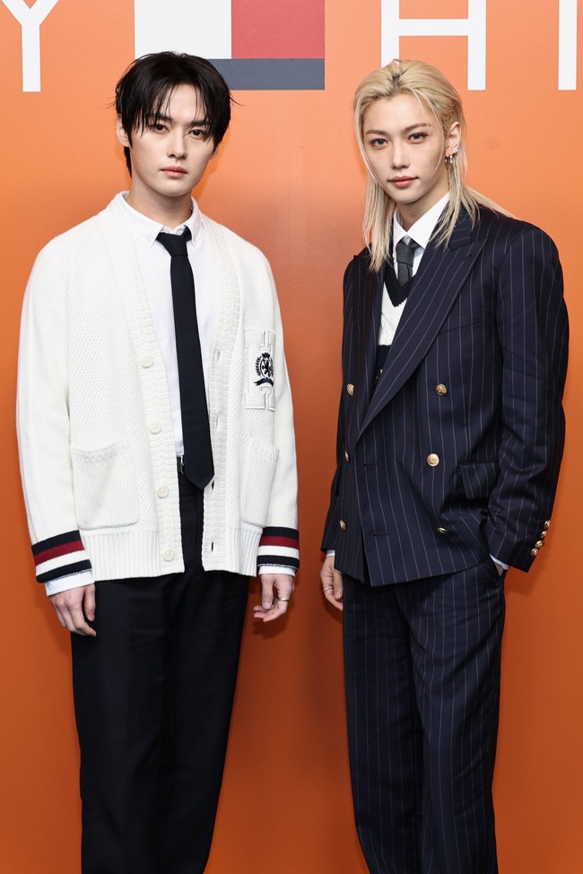 Dalam kesempatan itu, Felix Stray Kids tampil memukau dalam balutan setelan jas bermotif garis-garis dari Tommy Hilfiger. Bergaya formal dengan kemeja putih, dasi berwarna navy, dan varsity vest di dalamnya. Foto: Instagram