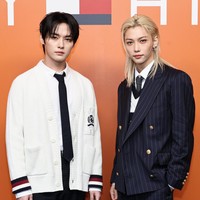 Dalam kesempatan itu, Felix Stray Kids tampil memukau dalam balutan setelan jas bermotif garis-garis dari Tommy Hilfiger. Bergaya formal dengan kemeja putih, dasi berwarna navy, dan varsity vest di dalamnya. Foto: Instagram