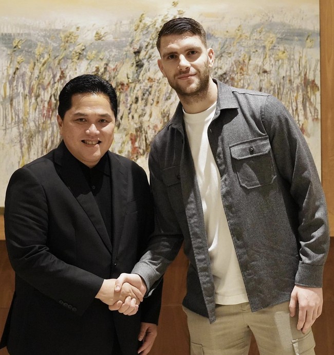 Gaya Maarten Paes ketemu Erick Thohir. Tetap santai dengan padanan kemeja dan kaus putih. (Foto: Instagram/@marteenpaes)