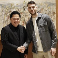 Gaya Maarten Paes ketemu Erick Thohir. Tetap santai dengan padanan kemeja dan kaus putih. (Foto: Instagram/@marteenpaes)