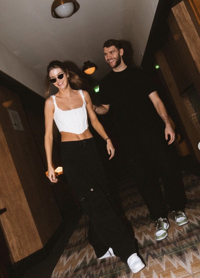 Begini gaya nge-date Maarten bareng sang kekasih. Kompak berbalut gaya monokrom. (Foto: Instagram/@marteenpaes)