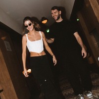 Begini gaya nge-date Maarten bareng sang kekasih. Kompak berbalut gaya monokrom. (Foto: Instagram/@marteenpaes)