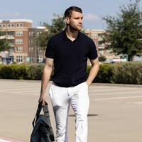 Di luar lapangan hijau, pemain naturalisasi ini sesekali bergaya preppy dengan padanan polo-shirt dan celana panjang. Kombinasi warna kontras ini makin membuat Maarten stand-out. (Foto: Instagram/@marteenpaes)