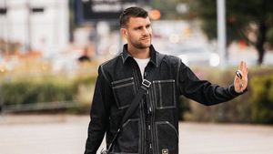 7 OOTD Maarten Paes, Kasual Stylish di Luar Lapangan Bisa Jadi Inspirasi