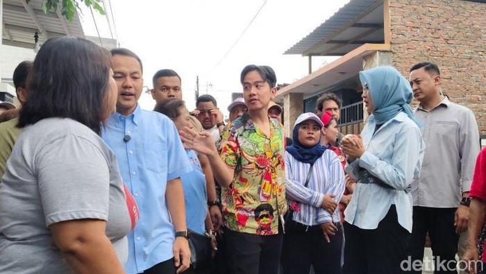 Gibran bersama Respati dan Astrid melakukan blusukan di Kampung Mutihan, Kelurahan Sondakan, Kecamatan Laweyan, Solo, Jawa Tengah, Selasa (10/9/2024). ANTARA/Aris Wasita