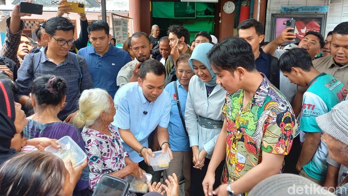 Wakil Presiden terpilih 2024, Gibran Rakabuming Raka, saat menemani Pasangan Calon (Paslon) Wali Kota-Wakil Wali Kota Solo, Respati Achmad Ardianto-Astrid Widayani, blusukan di Kelurahan Sondakan, Kecamatan Laweyan, Kota Solo, Selasa (10/9/2024).