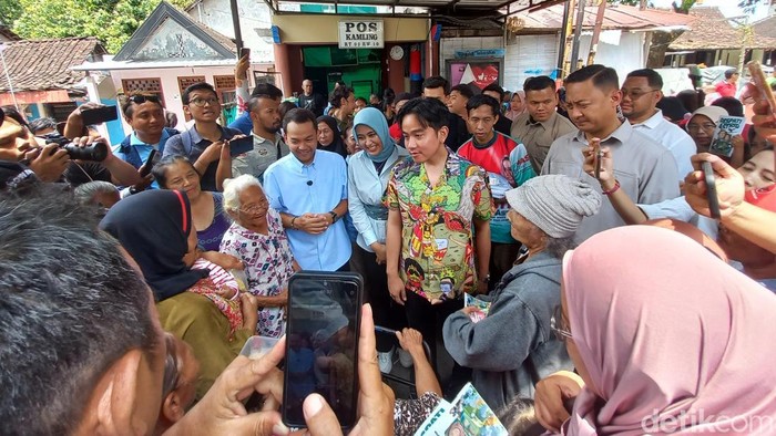 Wakil Presiden terpilih Gibran mendampingi paslon Pilwalkot Solo Respati-Astrid blusukan, Selasa (10/9/2024).