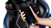 Peningkatan lainnya adalah kompartemen penyimpanan yang nyaman di belakang pelindung, mampu menampung botol setengah liter, ponsel, atau barang lainnya. Di dekat kunci kontak yang mengontrol kunci jok, terdapat port USB-C. Foto: Honda Brazil