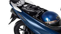 Akomodasi di balik jok masih bisa menyimpan helm. Foto: Honda Brazil