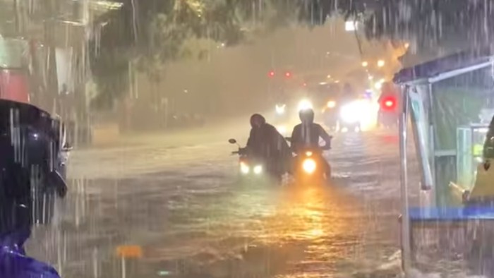 Hujan deras juga mengguyur wilayah Kota Depok, Jawa Barat (Jabar). Sejumlah jalan tergenang hingga mengakibatkan beberapa sepeda motor mogok. (dok Pribadi/Rizky R)