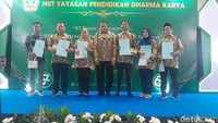 Empat guru dan dua karyawan SMA-SMK Dharma Karya meraih piagam penghargaan guru berprestasi Yayasan Pendidikan Dharma Karya (YPDK) 2024 atas komitmen kerja, kehadiran, kepedulian dan keteladanan. Foto: Trisna Wulandari/detikEdu