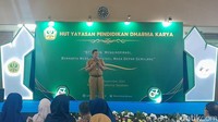 Pengawas Sekolah Jakarta Selatan 2 Kastolani mengatakan, keberadaan SMA-SMK Dharma Karya mendukung angka partisipasi sekolah di DKI Jakarta.Masih ada anak yang tidak sekolah di Jakarta. Upaya menolkan itu, senang sekali bisa berkolaborasi, tuturnya di hadapan warga SMA-SMK swasta tersebut. Foto: Trisna Wulandari/detikEdu