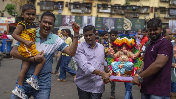 Volunteers immerses an idol of elephant-headed Hindu god Ganesha in the Arabian Sea, during the ten days long Ganesh Chaturthi festival in Mumbai, India, Sunday, Sept. 8, 2024. (AP Photo/Rafiq Maqbool)