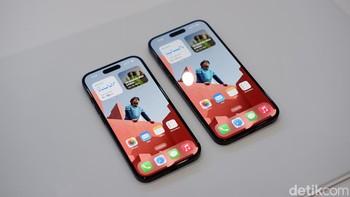 Apple meningkatkan ukuran layar iPhone16 Pro dari 6,1 inch menjadi 6,3 inch. Sementara iPhone 16 Pro Max meningkat dari 6,7 inch ke 6,9 inch. Perubahan ukuran layar ini memang membuat dimensinya sedikit lebih besar, tapi tidak begitu terasa ketiga digenggam sehingga masih terasa nyaman di tangan. / Foto: Adi Fida Rahman/detikINET