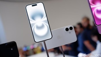 Ini iPhone 16 & iPhone 16 Plus warna putih. Foto: Adi Fida Rahman/detikINET