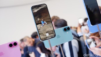 iPhone 16 & iPhone 16 Plus warna teal. Foto: Adi Fida Rahman/detikINET