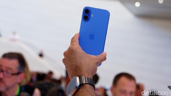 7. iPhone 16. Resmi dirilis pada September 2024, menawarkan sejumlah peningkatan yang signifikan. Keunggulan utama iPhone 16 termasuk chip A18 yang lebih cepat dan efisien, serta fitur Apple Intelligence yang memperkuat kemampuan AI seperti pengolahan bahasa dan pengenalan visual. Sayangnya HP ini belum masuk resmi di Indonesia. Foto: Adi Fida Rahman/detikINET