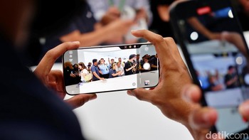 Tak sampai situ Kontrol Kamera juga dipadukan kecerdasan visual. Ini membantu pengguna bila ingin mempelajari objek dan tempat dengan lebih cepat. Namun fungsi ini baru akan ada tahun depan. Kontrol Kamera nantinyabakal bisa dipakai pihak ketiga, salah satunya ketika pengguna ingin mencari di Google di mana mereka dapat membeli sebuah barang, atau menggunakan kemampuan pemecahan masalah ChatGPT. Foto: Adi Fida Rahman/detikINET