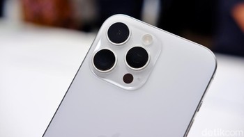 Bicara kamera, iPhone 16 Pro dan iPhone 16 Pro Max dibekali kamera Fusion 48 MP baru dengan sensor quad-pixel yang lebih cepat dan lebih efisien Apple turut memberikan antarmuka baru dan kemampuan perekaman video 4K120 fps dalam format Dolby Vision. Lalu ada kamera ultra-wide baru berukuran 48MP juga menampilkan sensor quad-pixel dengan autofocus, sehingga pengguna bisa mengambil gambar dengan resolusi lebih tinggi, atau mengambil dari jarak dekat dengan objek foto dengan fotografi makro. Tidak ketinggalkan kamera telefoto 12 MP mampu melakukan zoom optic 5x memudahkan pengguna dapat menangkap aksi dari jarak yang lebih jauh, mana pun model yang mereka pilih. Foto: Adi Fida Rahman/detikINET