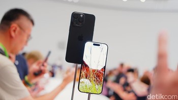 Ini iPhone 16 Pro warna Black Titanium. Foto: Adi Fida Rahman/detikINET