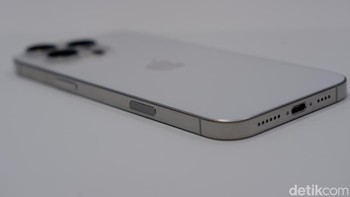 Ada tombol baru yang dihadirkan pada iPhone 16 Pro dan iPhone 16 Pro Max. Tombol yang dimaksud bernama Kontrol Kamera. Kehadirannya memudahkan mengambil foto maupun video, selain itu dapat menyesuaikan opsi zoom, pencahayaan, atau kedalaman. Foto: Adi Fida Rahman/detikINET